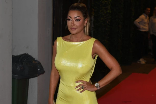 ZBOG NOVOG DEČKA NE ULAZI U ELITU: Evo čime se bavi izabranik Sandre Rešić, pevačica ga zbog ovoga krije kao zmija noge!