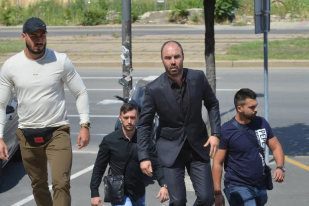 OVO JE NEDOPUSTIVO, ŠTA RADI DRŽAVA? Đukanović šokiran da je Senta došao u sud sa GORILAMA