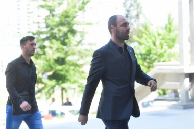 OVO SU UHAPŠENI "TELOHRANITELJI" MALOG SENTE! Iza rešetaka dvojica policajaca! MUČILI, ZLOSTAVLJALI I TUKLI MLADIĆE ZBOG NAVODNOG DUGA!