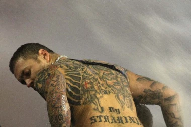 HE WAS ARRESTED FOR DRIVING A CAR INTO A CAFE?! The fan took off his pants and showed his behind to the police! (PHOTO)