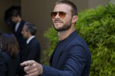 Ovaj mačo je osvojio Holivud, ali JAVNOST GA RAZAPINJE ZBOG DEVOJKE! Par konačno uslikan na Mikonosu, komentari se nižu! (FOTO)