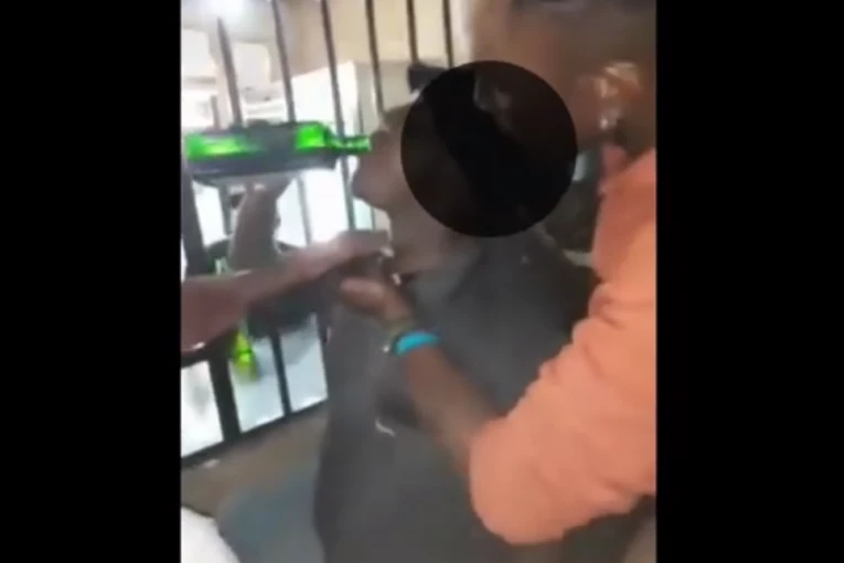 BIZARNA SMRT! Opkladio se može da popije celu flašu alkohola za 10 evra, pa pao mrtav! Sljuštio piće za manje od dva minuta, ljudi ga bodrili da pije brže! (VIDEO)