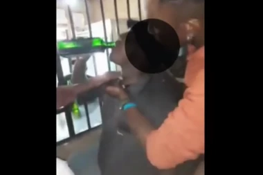 BIZARNA SMRT! Opkladio se može da popije celu flašu alkohola za 10 evra, pa pao mrtav! Sljuštio piće za manje od dva minuta, ljudi ga bodrili da pije brže! (VIDEO)