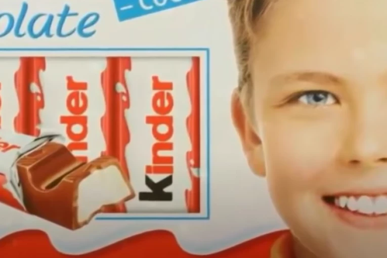 SLATKO DETE SA KINDER ČOKOLADICE - Danas OPASAN FRAJER! Eksplicinte fotke ovog momka nisu za svačije oči!