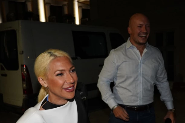Jovana Jeremić uhvaćena sa DEČKOM na bazenu! Voditeljka više ništa ne krije, došli zajedno sa njenom ćerkom: Devojčica ga OBOŽAVA!