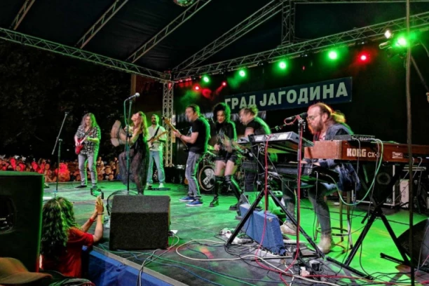 PORODILA SE NAŠA PEVAČICA: Rodila drugo dete poznatom treneru!