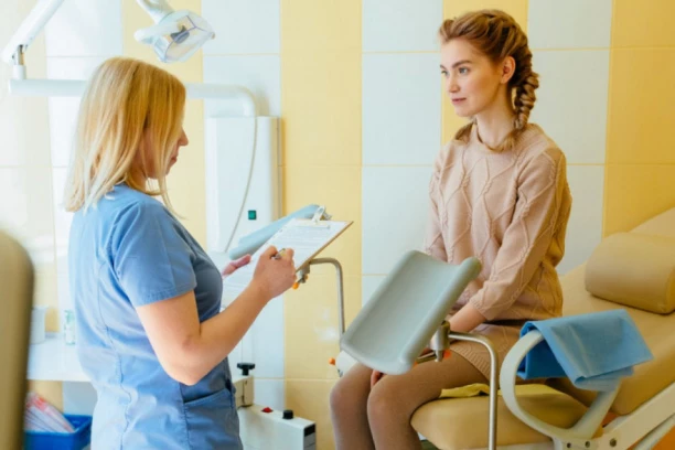 NEKI SIMPTOMI JAVLJAJU SE DOK JEDETE: Ovo su rani signali RAKA JAJNIKA, prvo vas obraduje jedan znak koje telo šalje, a onda čujete za BOLEST