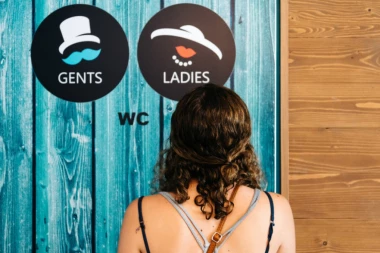 Neverovatno istraživanje! Otkriveno ZAŠTO JE RED ZA ŽENSKI TOALET UVEK DUŽI!