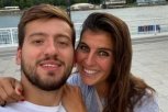 Paparaco fotke: Ana Dabović i njen suprug uhvaćeni na plaži! Misterija nastala zbog jednog detalja! (FOTO)