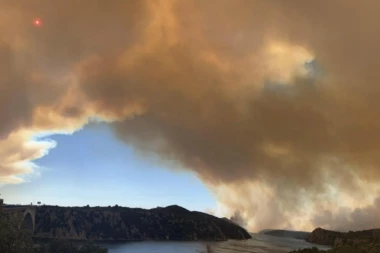 NEZAUSTAVLJIV POŽAR U ŠIBENIKU! Ljudi beže na sve strane, horor zahvatio brodove i automobile!