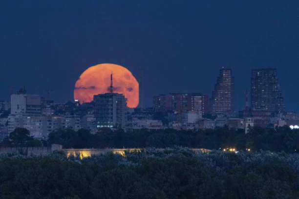 VEČERAS OBAVEZNO POGLEDAJTE U NEBO! Mesec će prirediti pravi spektakl, a krajem avgusta čeka nas još jedan FENOMEN! VELIČANSTVENO!