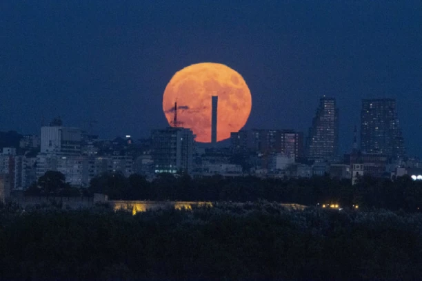 SUPER MESEC IZNAD BEOGRADA: Nestvarni prizori iznad srpske prestonice! (FOTO)