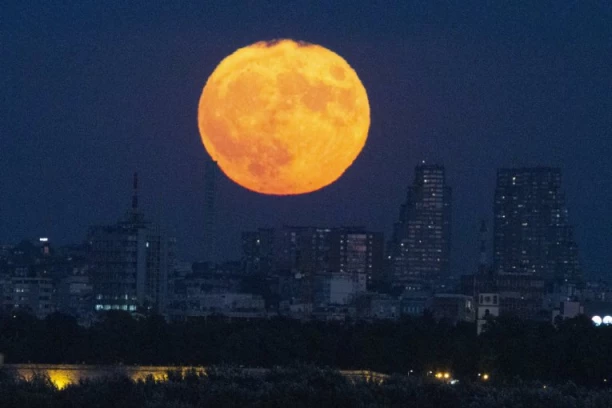 ŠOU NA NEBU: Poslednji SUPERMESEC ove godine posebno utiče na 4 znaka zodijaka