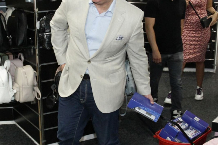 Vesić sa korpom punom igračaka