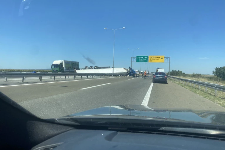NESREĆE NA AUTO-PUTU U INĐIJI: Dvoje povređenih u sudaru u smeru ka Novom Sadu! Kamion se prevrnuo u smeru ka Beogradu! (VIDEO)