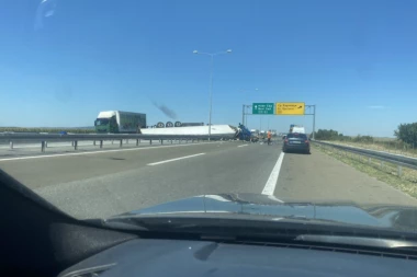 NESREĆE NA AUTO-PUTU U INĐIJI: Dvoje povređenih u sudaru u smeru ka Novom Sadu! Kamion se prevrnuo u smeru ka Beogradu! (VIDEO)