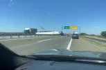NESREĆE NA AUTO-PUTU U INĐIJI: Dvoje povređenih u sudaru u smeru ka Novom Sadu! Kamion se prevrnuo u smeru ka Beogradu! (VIDEO)