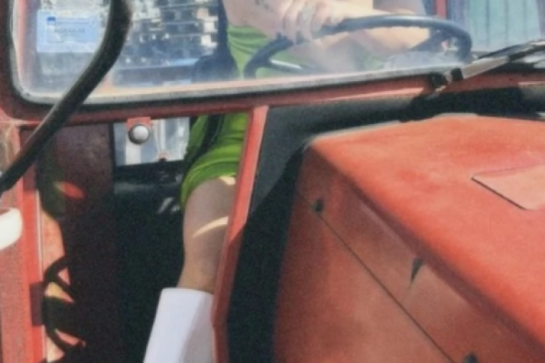 Seka Aleksić na traktoru