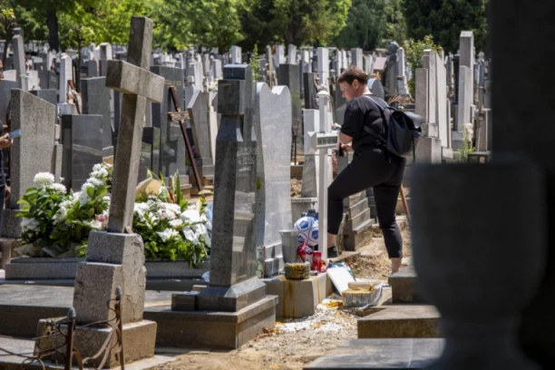 "NEĆE VALJDA DA SE POVAMPIRI" Nema ko ne zastane da pogleda natpis na grobu iz Beograda (FOTO)