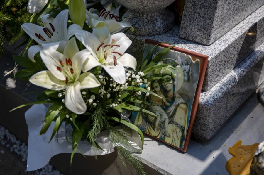 Cveće na Stefanovom grobu