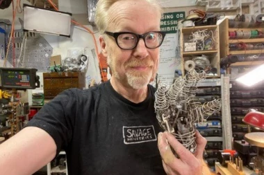 SESTRA POZNATOG VODITELJA tvrdi da ju je SILOVAO kada su bili deca! NJENA ISPOVEST NI KAMEN NE OSTAVLJA RAVNODUŠNIM!