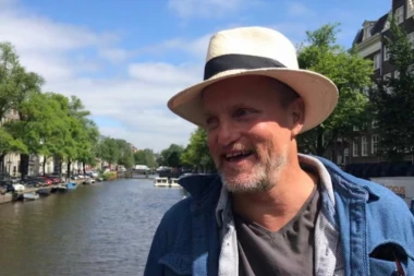 Hrvati hteli da UBIJU VUDIJA HARELSONA, BANDA ga jurila da ga OSAKATE: Potresna ispovest poznatog GLUMCA zgrozila javnost - "Došli su da me rastrgnu" (FOTO)