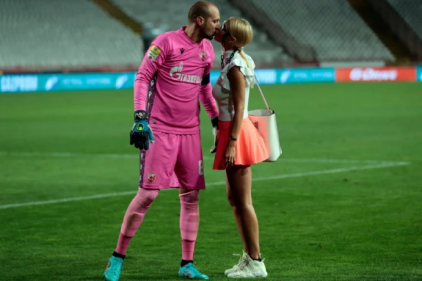 OGLASILA SE SNEŽANA BORJAN! Supruga kapitena Zvezde ODGOVORILA na spornu odluku Baraka Bahara! (FOTO)