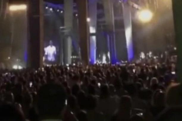 Ludnica u Tivtu: Đoković izazvao haos na koncertu Dina Merlina! (VIDEO)