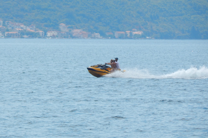 Novak Đoković vozi skuter u Crnoj Gori