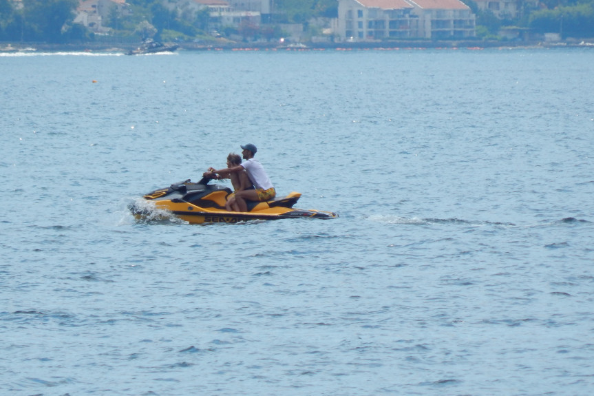 Novak Đoković vozi skuter u Crnoj Gori