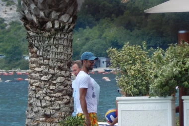 Novak having a great time in Montenegro! The Serbian tennis ace in the arms of two women! (PHOTO, VIDEO)