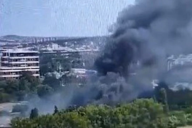OPET CRNI OBLAK IZNAD IMT-A! Nesavladiv požar izbio u fabrici! (VIDEO)