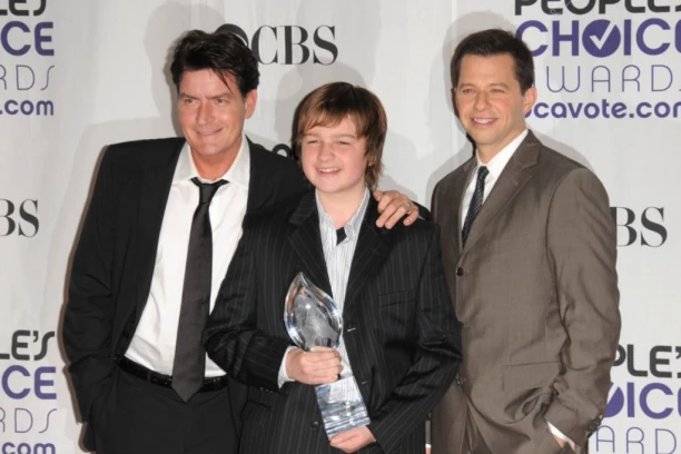 Da li se sećate dečaka iz hit serije "DVA I PO MUŠKARCA"? Bio je najplaćenije dete Holivuda, a ono što mu se dogodilo će vas ZAPREPASTITI! (FOTO)