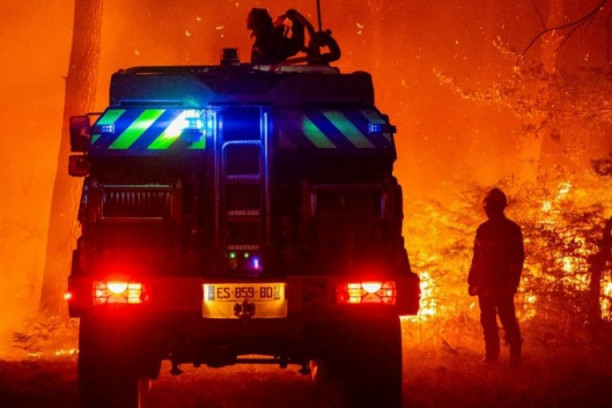 ODJEKNULA EKSPLOZIJA U TURSKOJ LUCI: Vatrogasci se bore sa vatrenom stihijom