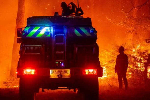 ODJEKNULA EKSPLOZIJA U TURSKOJ LUCI: Vatrogasci se bore sa vatrenom stihijom