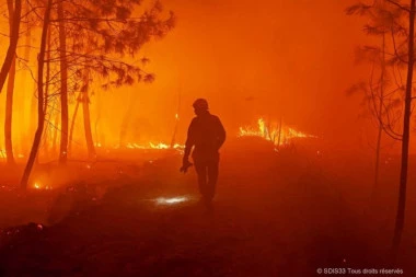 DRAMA U CRNOJ GORI: Vatrogasci kod Perasta celu noć dežurali da vatra ne dođe do kuća