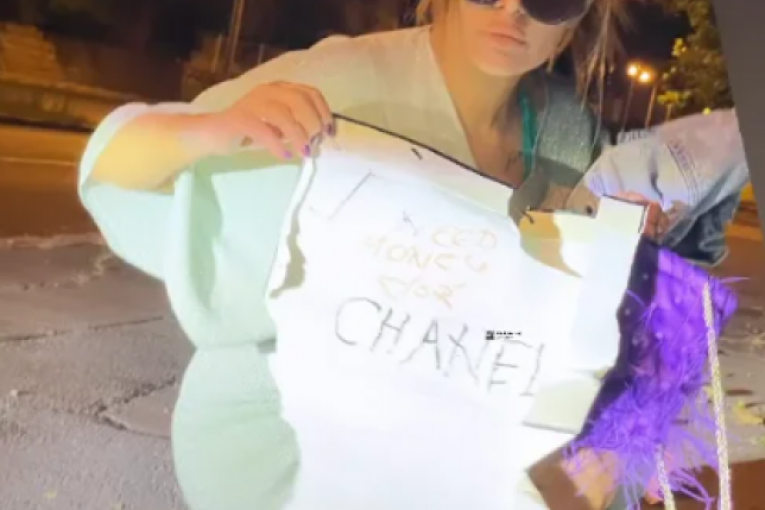 Ana Nikolić prosi za Šanel