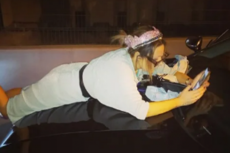 Ana Nikolić na haubi