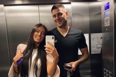 RODE TREĆI PUT KOD MITROVIĆA:  Supruga heroja nacije pokazala TRUDNIČKI STOMAK (foto)