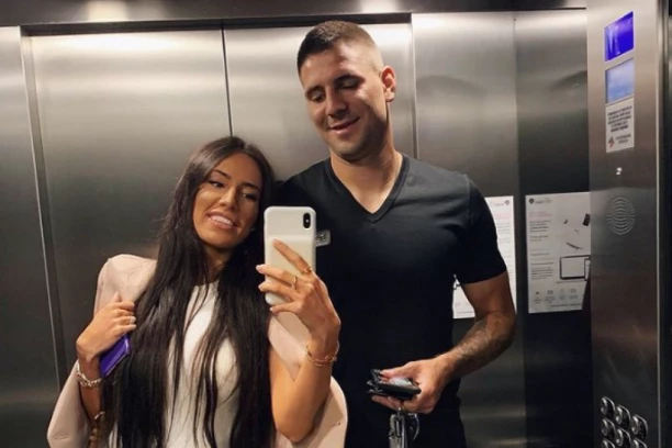 RODE TREĆI PUT KOD MITROVIĆA:  Supruga heroja nacije pokazala TRUDNIČKI STOMAK (foto)
