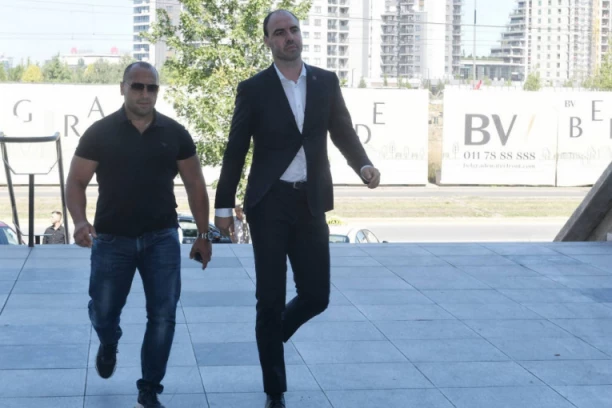 SCENA KAO IZ JUŽNOG VETRA: Mali Senta stigao u Palatu pravde, SAD JE ISKOPIRAO BIKOVIĆA! (FOTO)