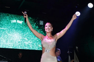 TEA TAIROVIĆ ZAPROŠENA: Pevačicu na nastupu DEČKO oduševio, ona ponela SKUPOCENI PRSTEN na ruci! (FOTO)