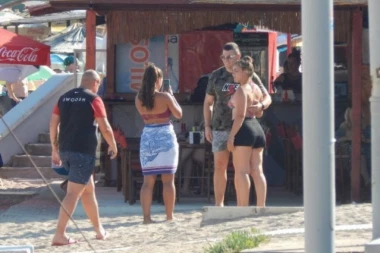 Dok Jelena nije tu, Slobu obleću obožavateljke! Pevač ne može da prođe Budvom, saleću ga sa svih strana! (PAPARACO FOTO)