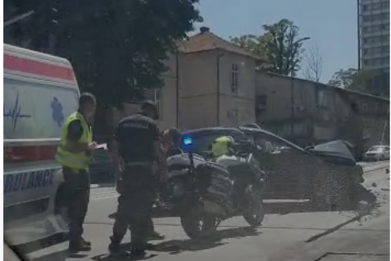 SUDAR KOD CENTRAL GARDENA! Policija i Hitna pomoć na licu mesta, delovi automobila po putu! (VIDEO)