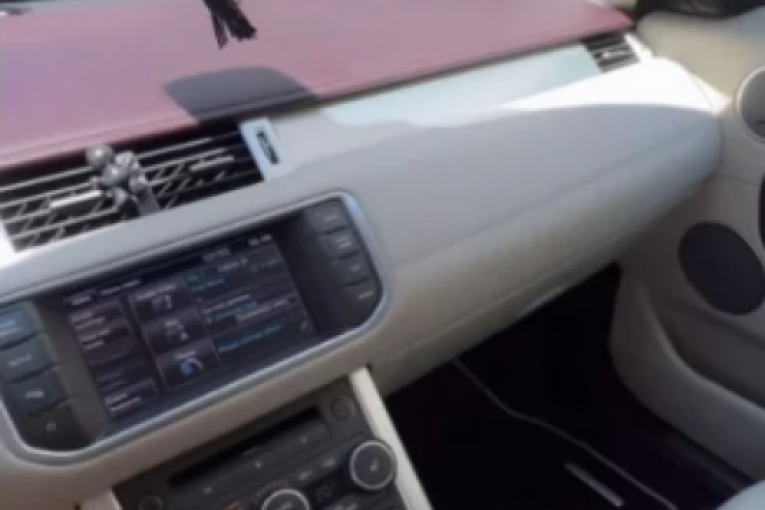 Unutrašnjost automobila Tijane Ajfon