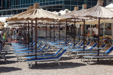 A, koliko koštaju ČASOVI MATEMATIKE!? Cenovnik sa jedne crnogorske plaže je PRAVI HIT! Poslovni poduhvat godine! (FOTO)
