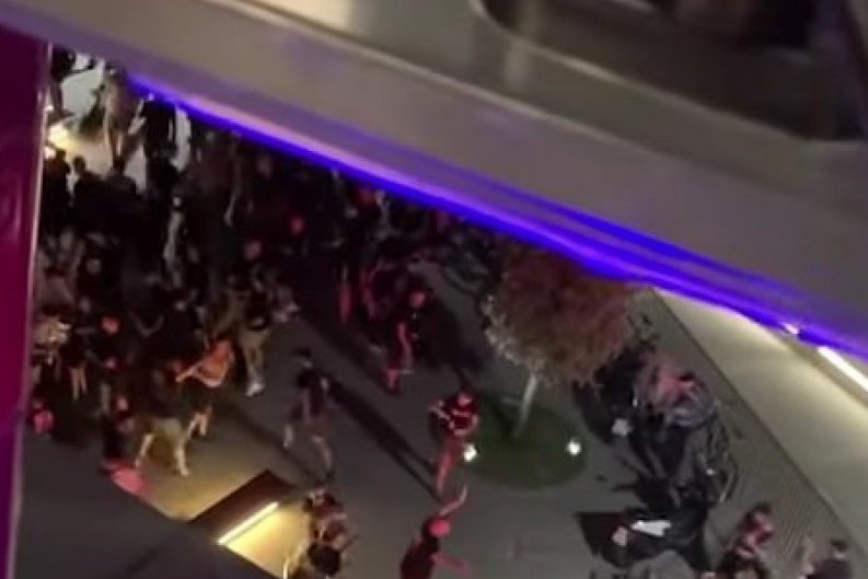 Letele stolice i staklene flaše, pa radio suzavac: Brutalan okršaj navijača Zrinjskog i albanske policije u Tirani! (VIDEO)