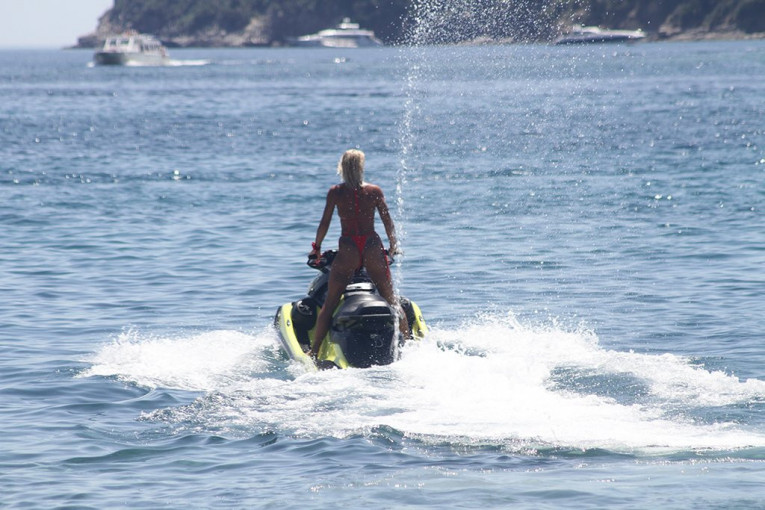 Milica Dabović vozi skuter na vodi