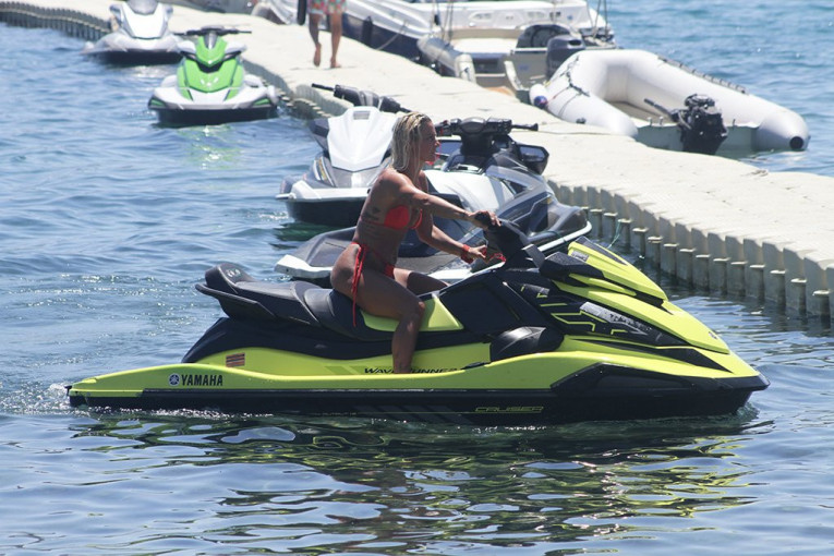 Milica Dabović na skuteru