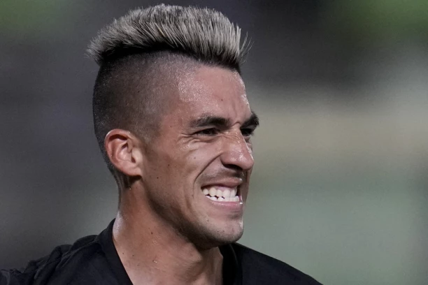 Ovaj rekvizit do sada nije korišćen: Navijači ŽIVOTINJOM pogodili fudbalera u Argentini! (VIDEO)